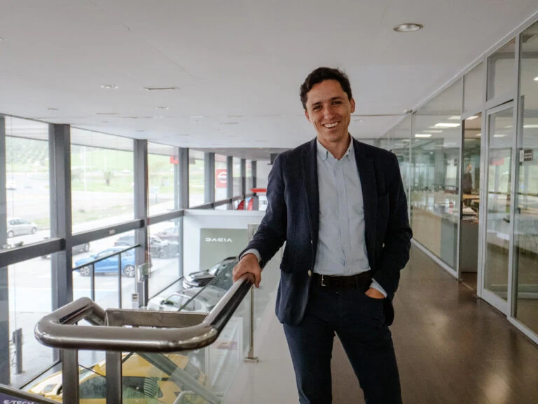 Profesional de Grupo Eticalidad en el concesionario